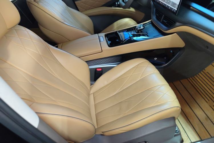 Used Denza D9 2022 DM-i 970 Four-Wheel Drive Flagship Model
