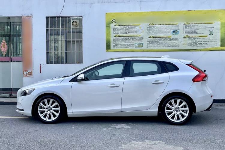 Used Volvo V40 2016 T3 Smart Luxury Edition