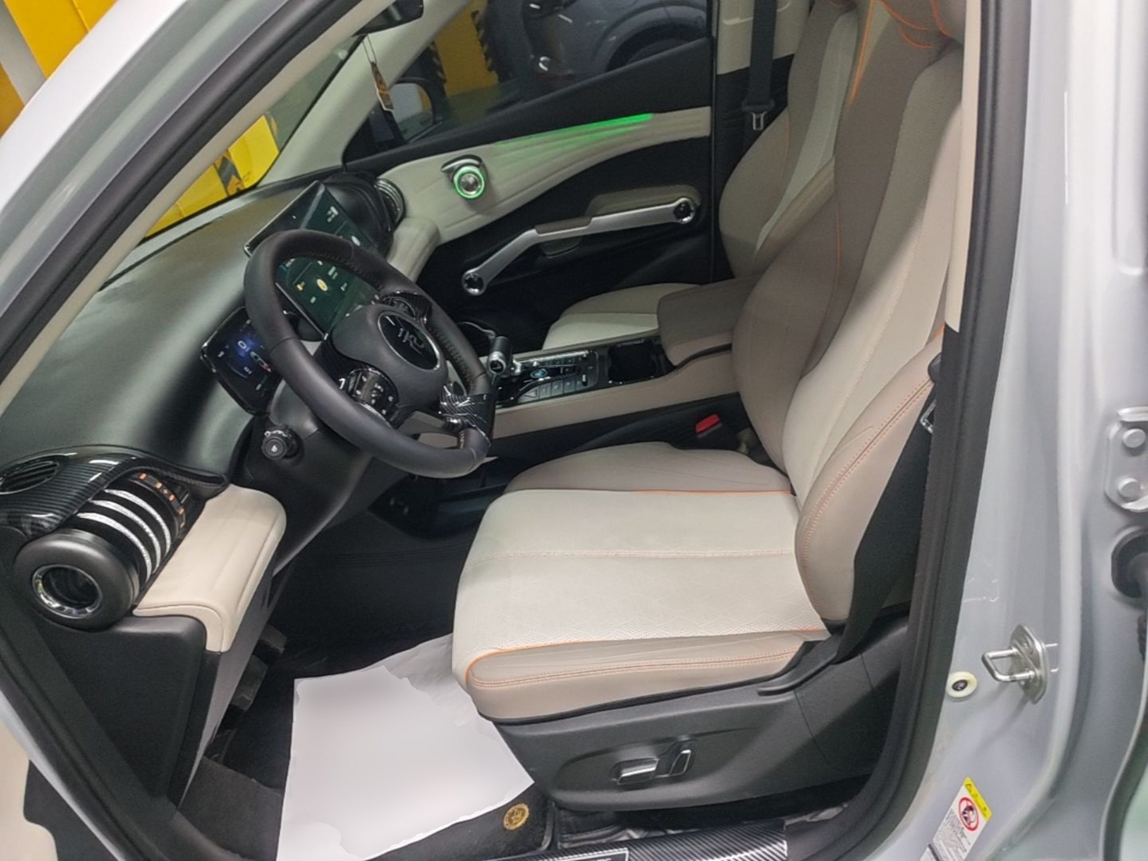 المقاعد الأمامية داخل السيارة