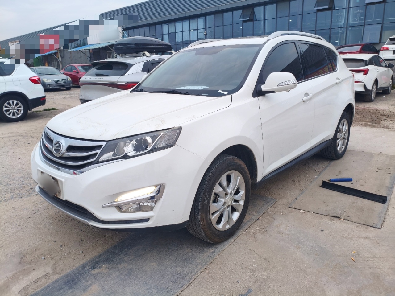 تحت مقدمة السيارة