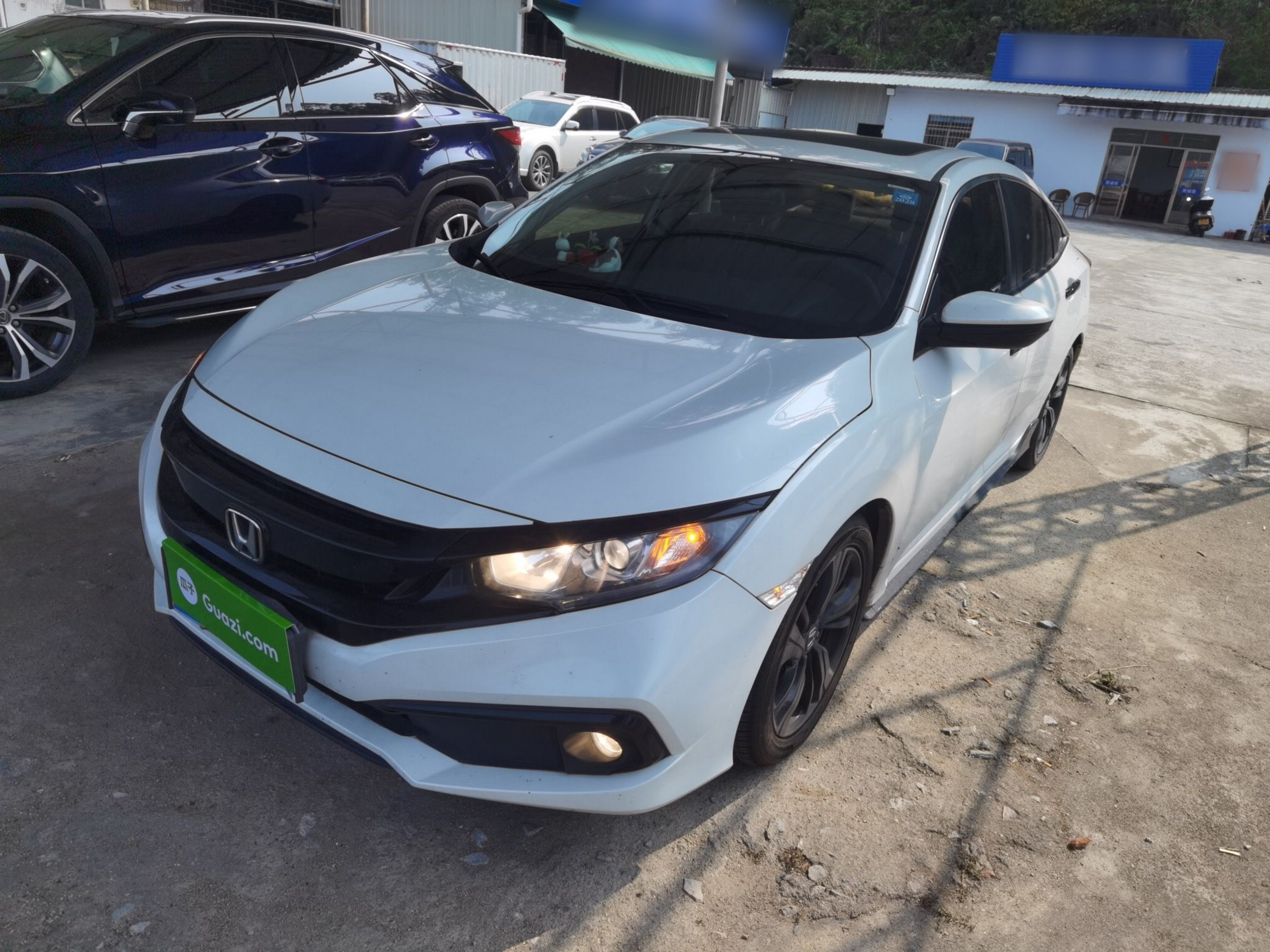 Под передней частью автомобиля