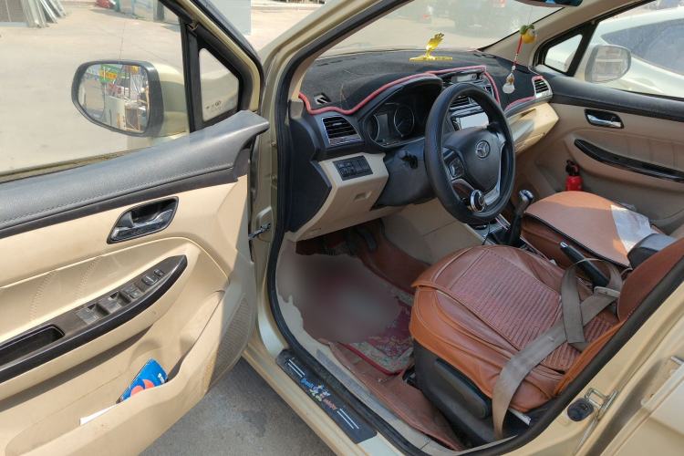 Used FAW Yingzhi 737 2015 1.5L Manual Deluxe Navigation Version Driver Seat