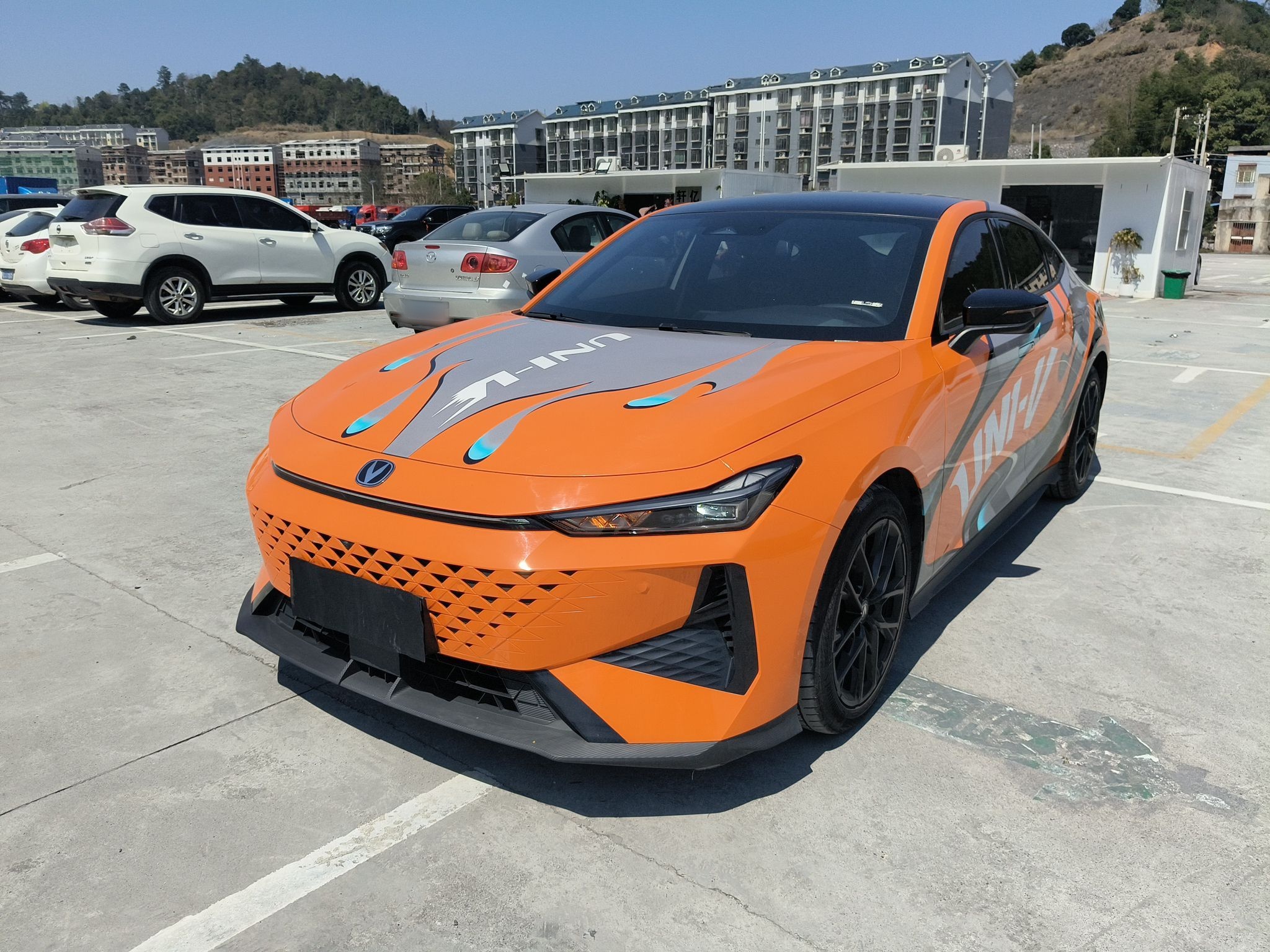 Под передней частью автомобиля