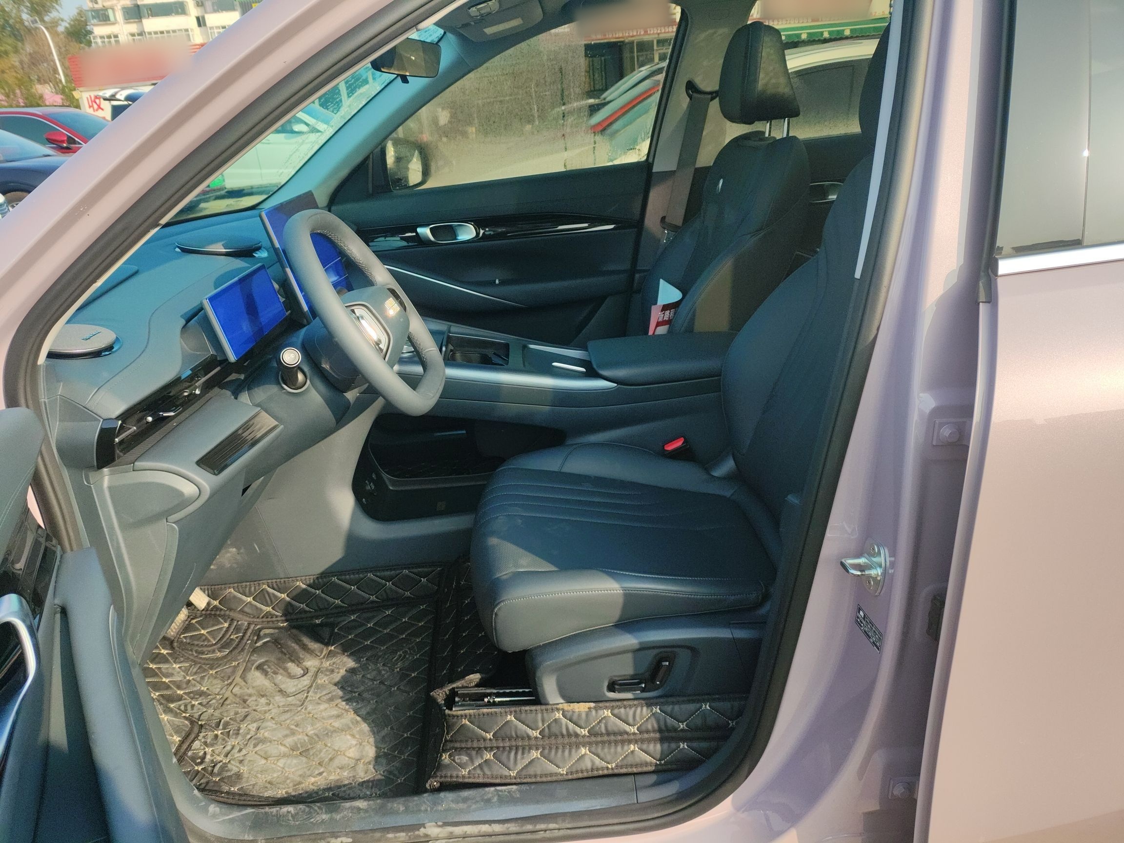 المقاعد الأمامية داخل السيارة