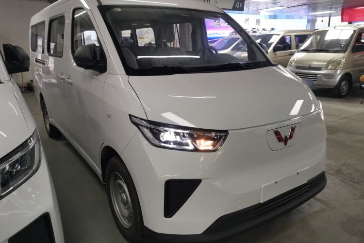 Used Wuling Yangguang 2025 Model 310KM Bus Edition—Customized by CATL
