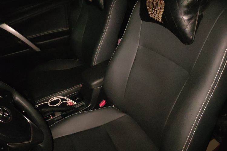 Used Toyota RAV4 2019 2.0L CVT Two-Wheel Drive Luxury Version China VI Standard
