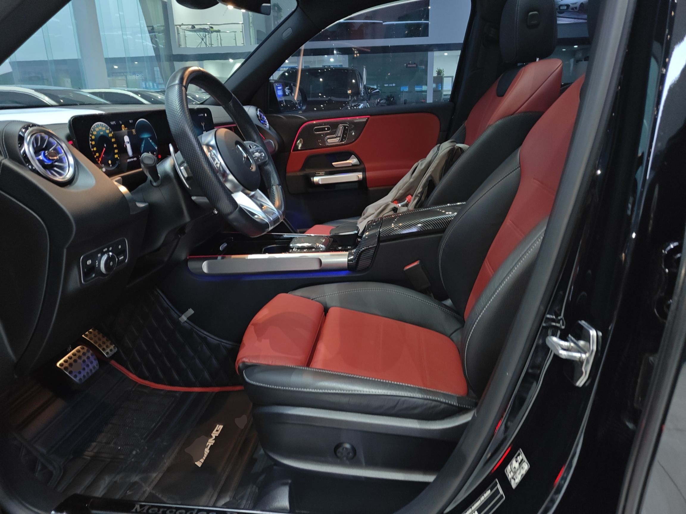 المقاعد الأمامية داخل السيارة