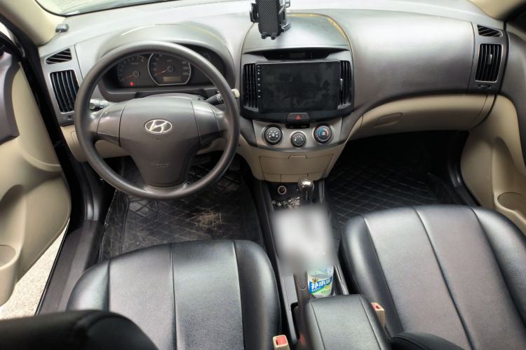 Used Hyundai Verna (older generation) 2014 1.6L Automatic Leading-Edge GLX Center Console