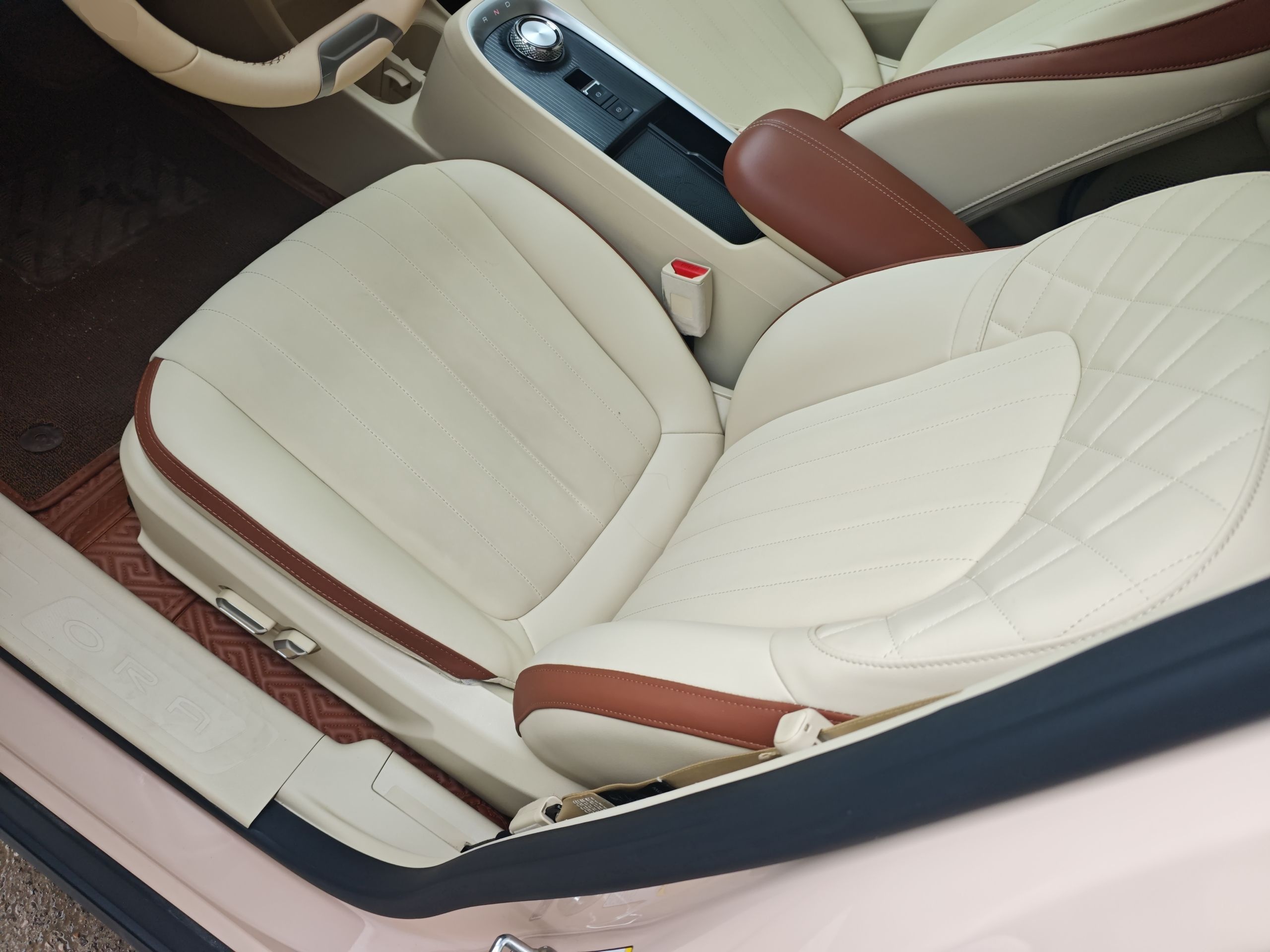 المقاعد الأمامية داخل السيارة