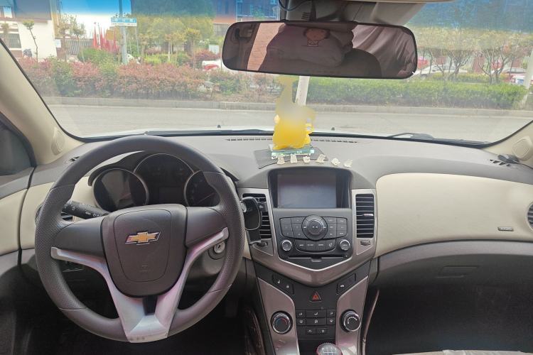 Used Chevrolet Cruze 2015 1.5L Classic SE MT Center Console