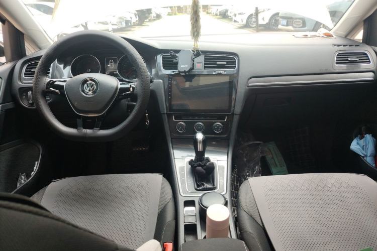 Used Volkswagen Golf 2017 1.6L Automatic Comfort Million-Vehicle Anniversary Edition Center Console