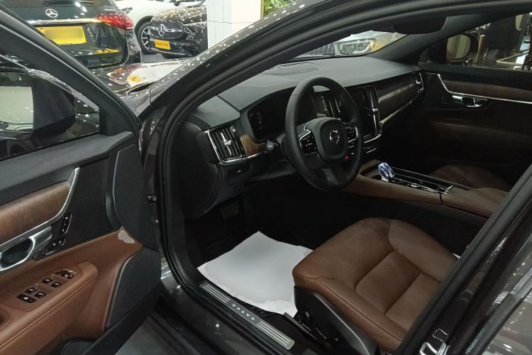 Used Volvo V90 2024 Cross Country B5 AWD Smart Range Edition
