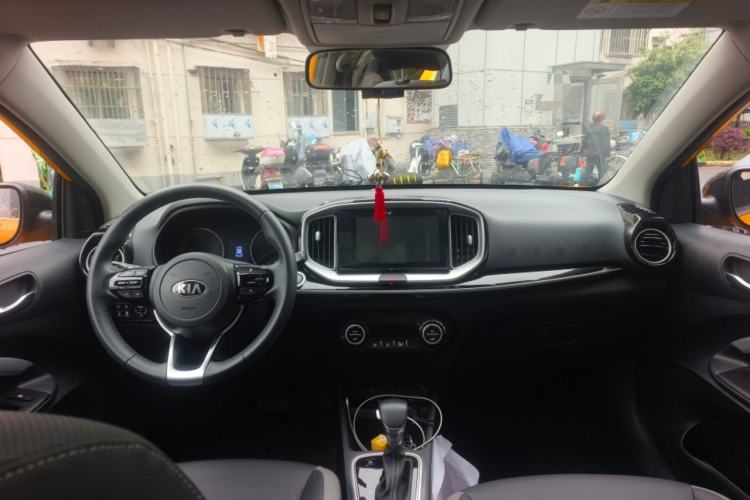 Used Kia kx1 Stonic 2019 1.4L Automatic Sport Edition China VI Center Console
