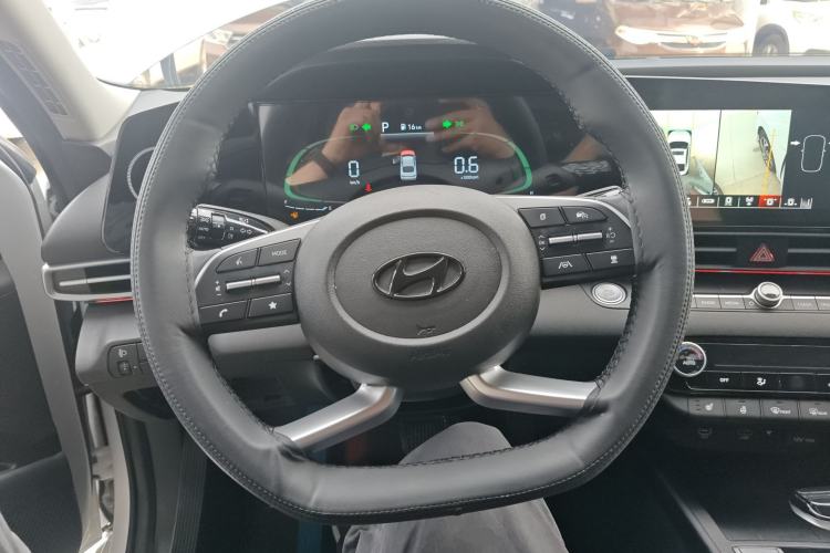 Used Hyundai Elantra 2023 1.5L CVT LUX Prestige Edition Steering Wheel