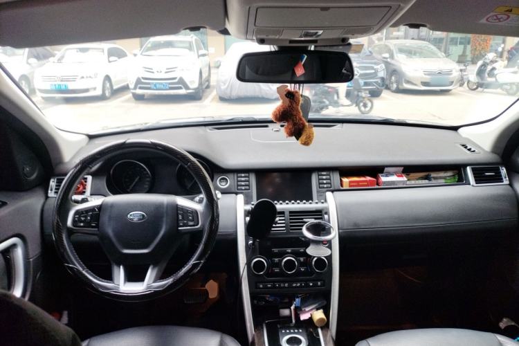 Used Land Rover Discovery Sport 2018 240 PS SE Version Center Console