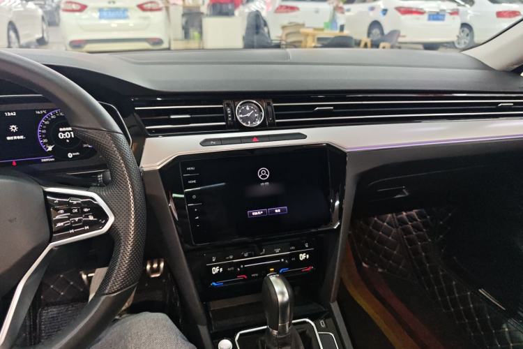 Used Volkswagen Magotan 2023 2 Million Units Commemorative Edition 330TSI DSG Luxury Version Center Console