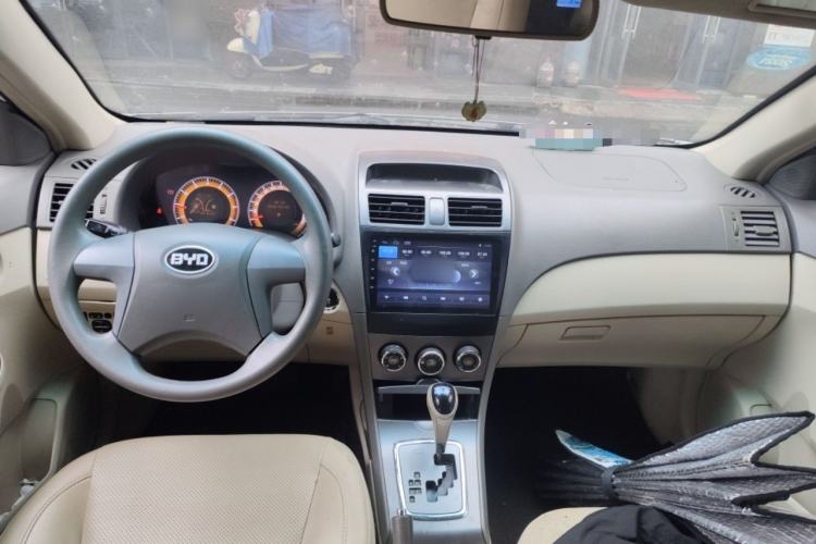 Used BYD L3 2013 1.5L Automatic Comfort Edition Center Console