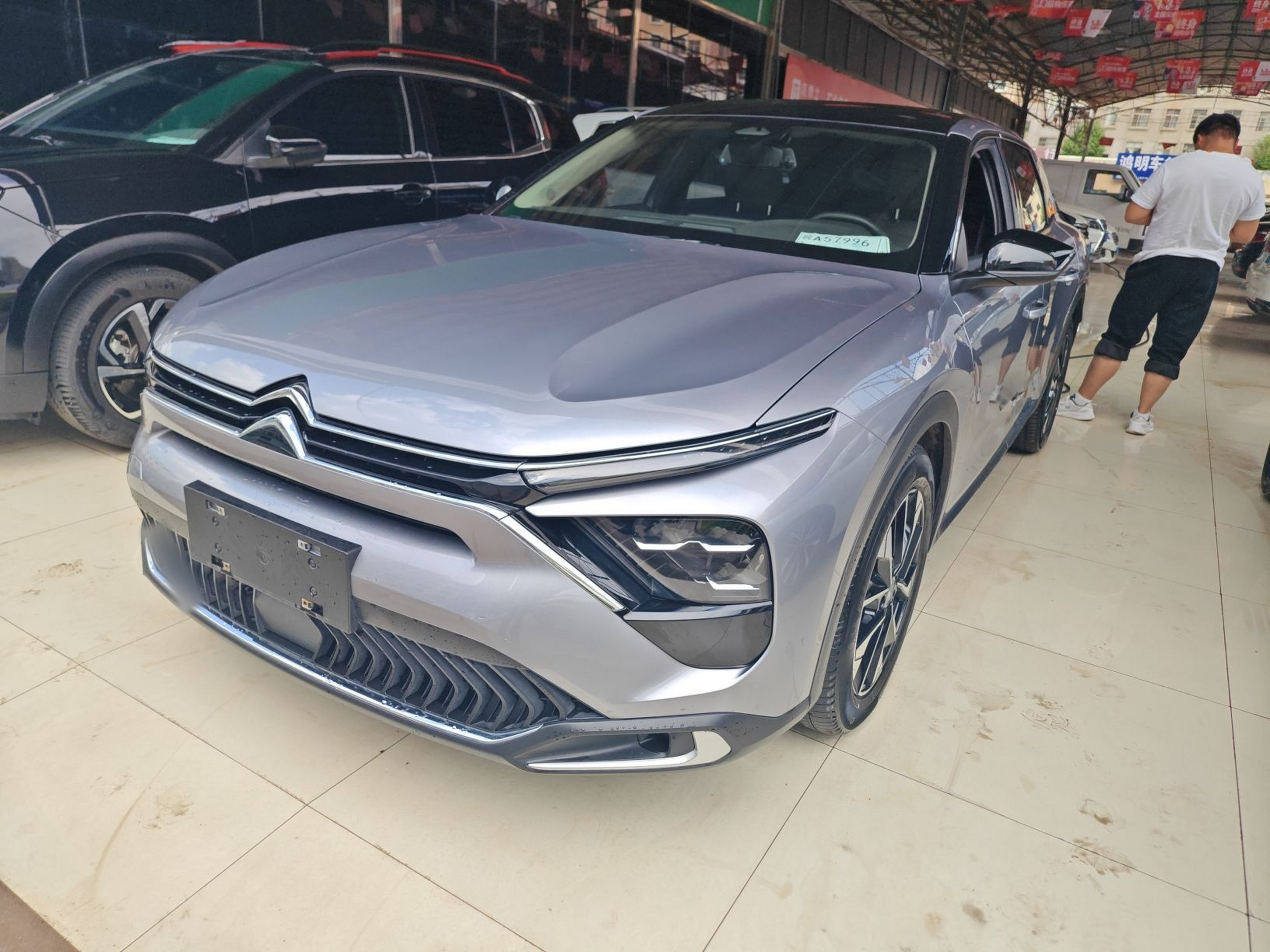 Под передней частью автомобиля