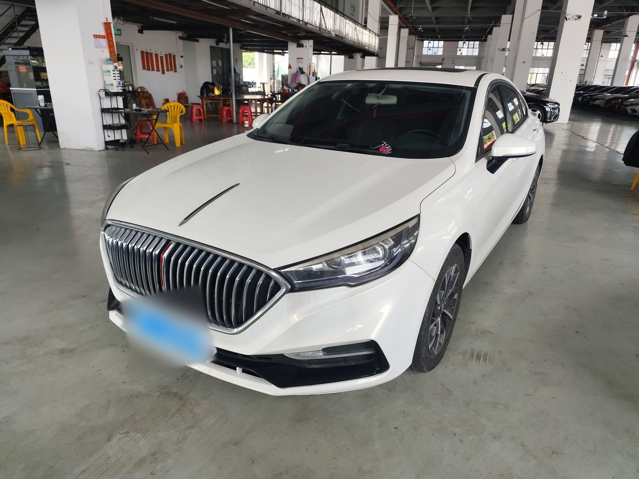 تحت مقدمة السيارة