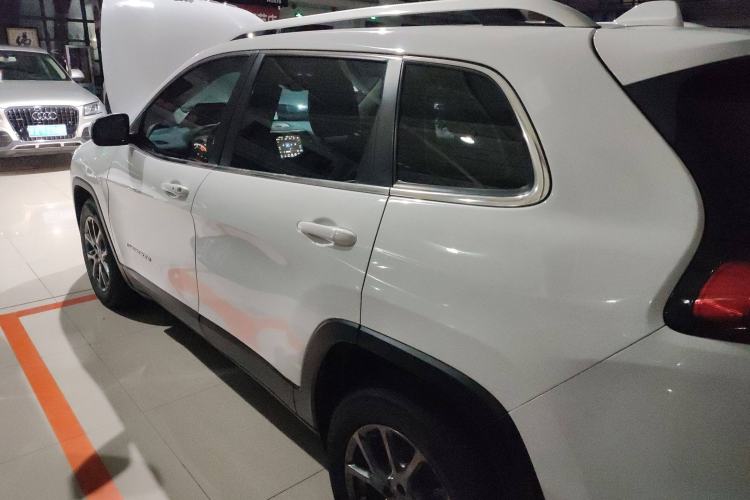 Used Jeep Cherokee 2020 2.0L Two-Wheel Drive Classic Sports Edition