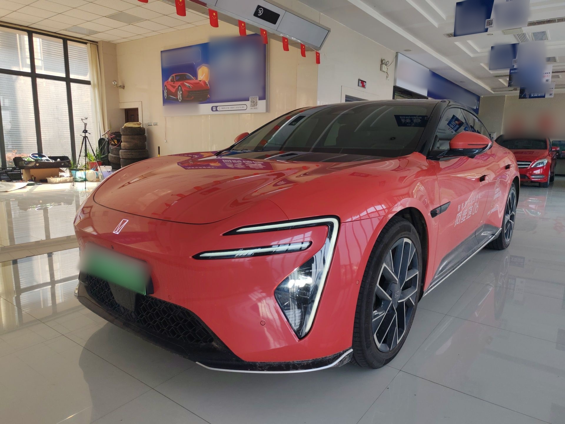 تحت مقدمة السيارة