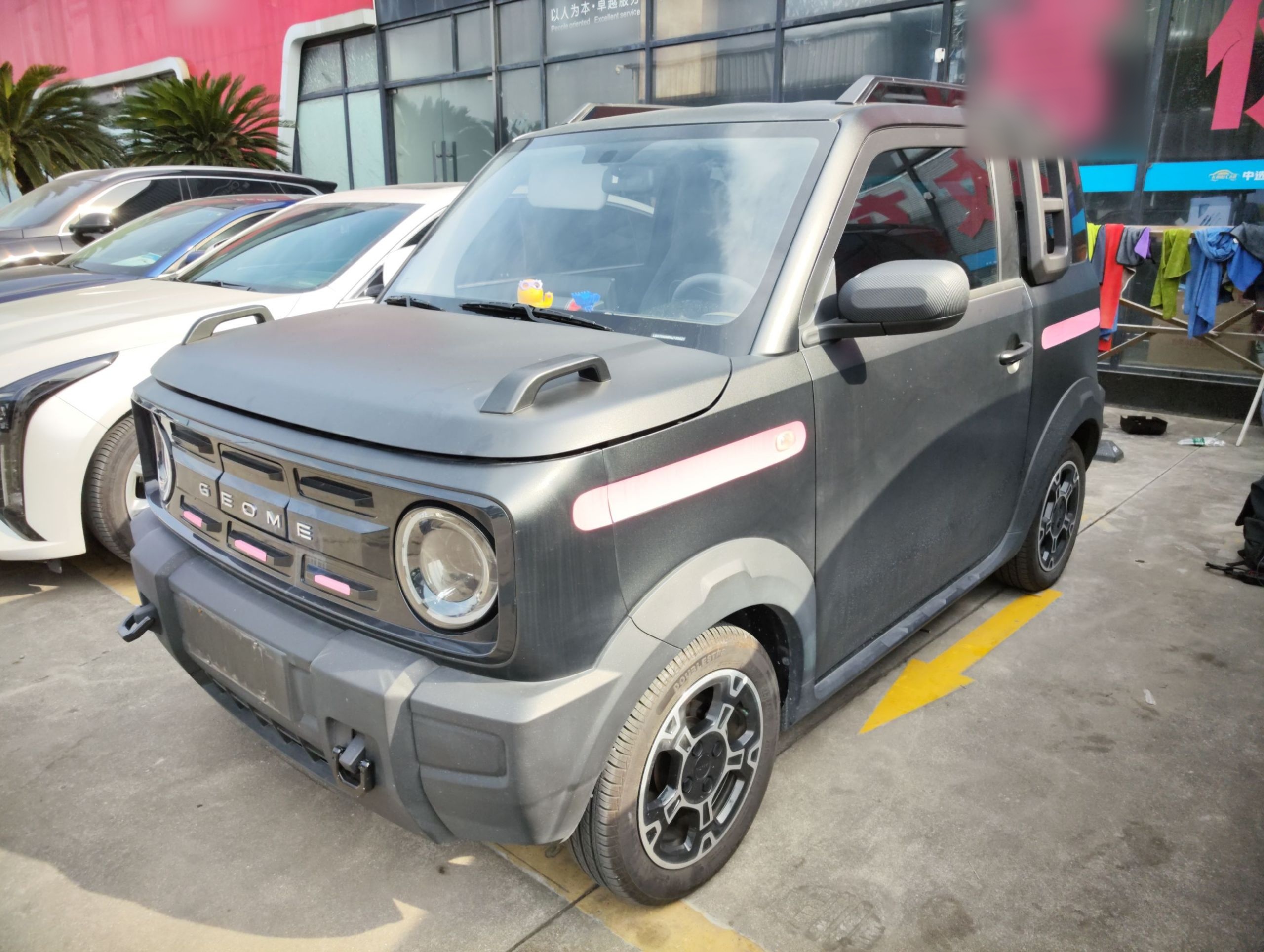 Под передней частью автомобиля