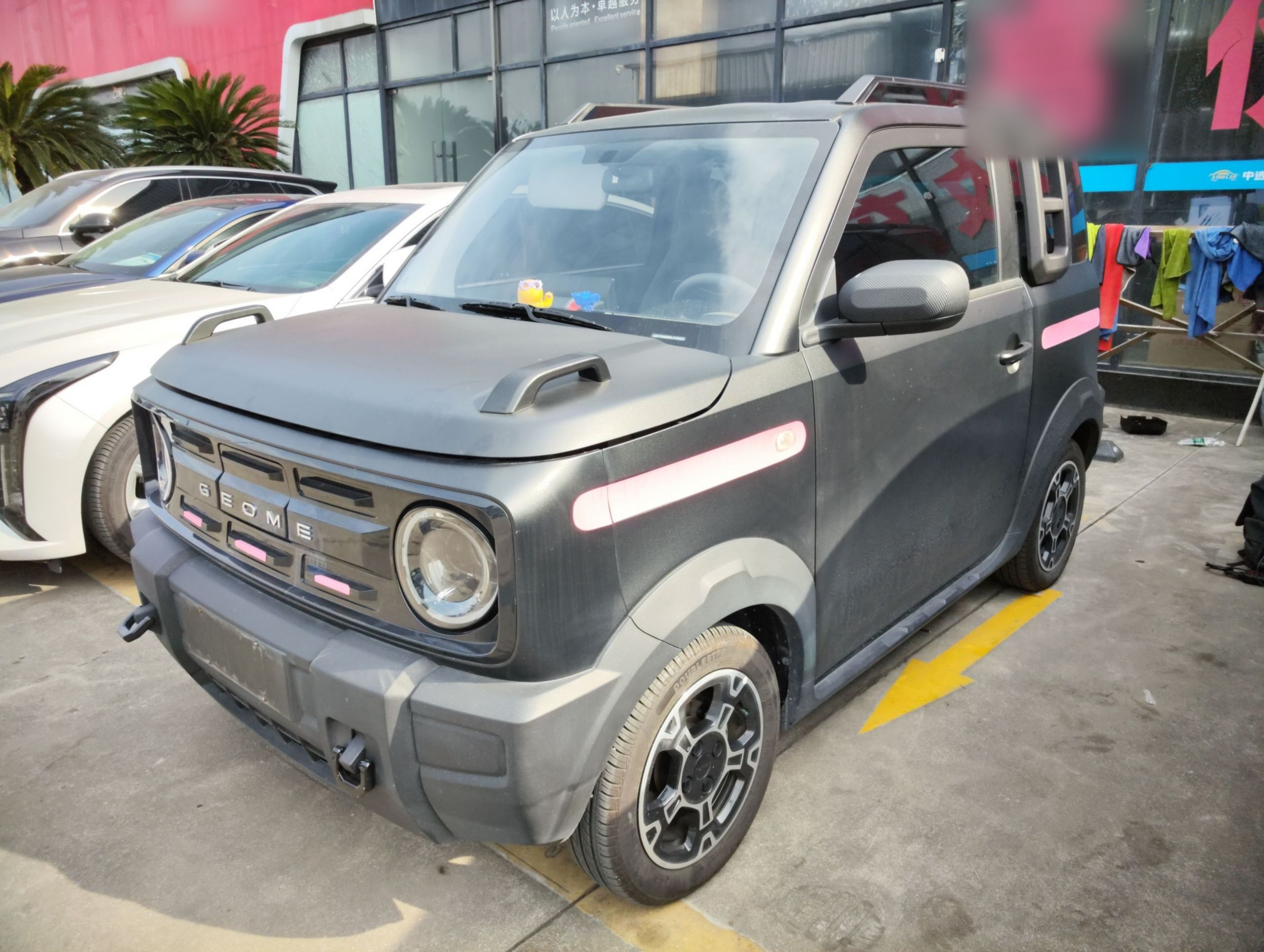 Под передней частью автомобиля