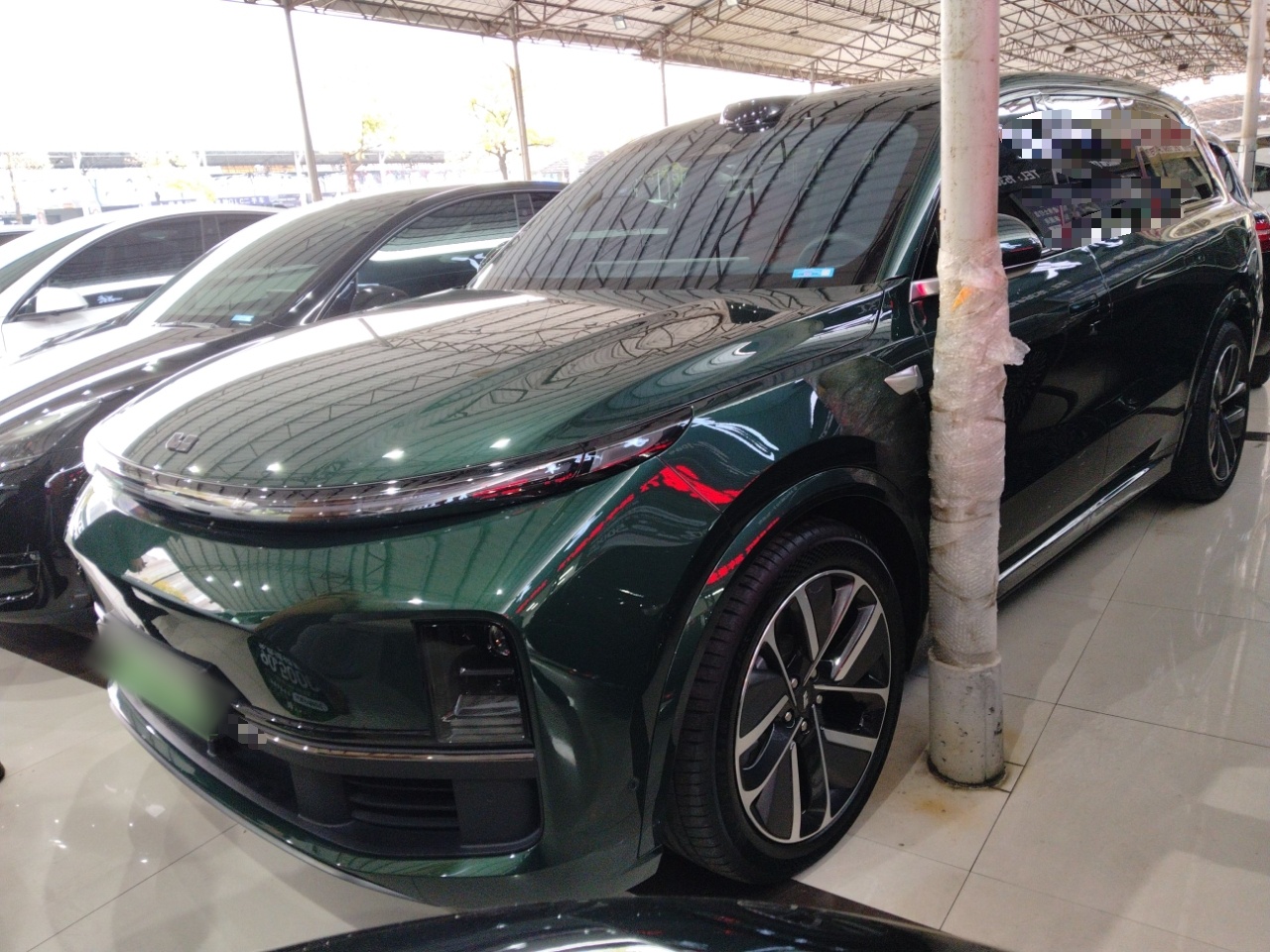 تحت مقدمة السيارة