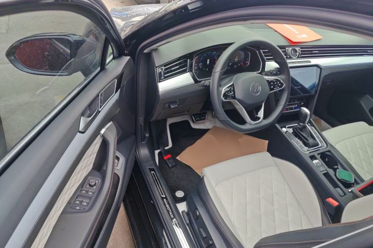 Used Volkswagen Magotan 2024 2 Million Units Zhongxiang Version 330TSI DSG Luxury Edition
