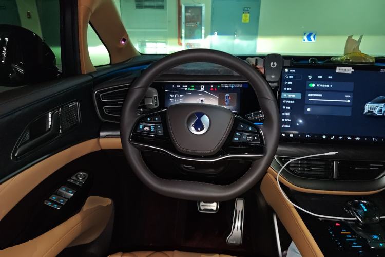 Used Denza D9 2025 DM-i Intelligent Drive 1020 Four-Wheel Drive Prestige Model
