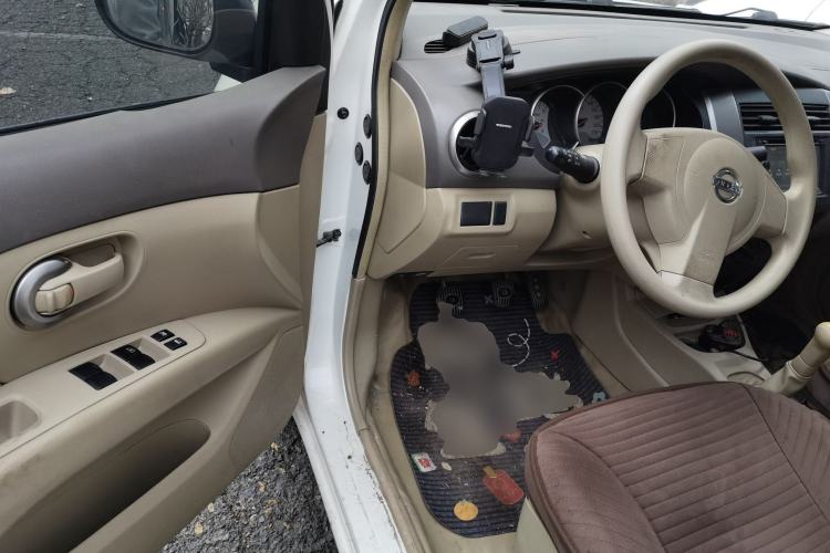 Used Nissan Livina 2010 Jingyue Edition 1.6L Manual All-Around Model
