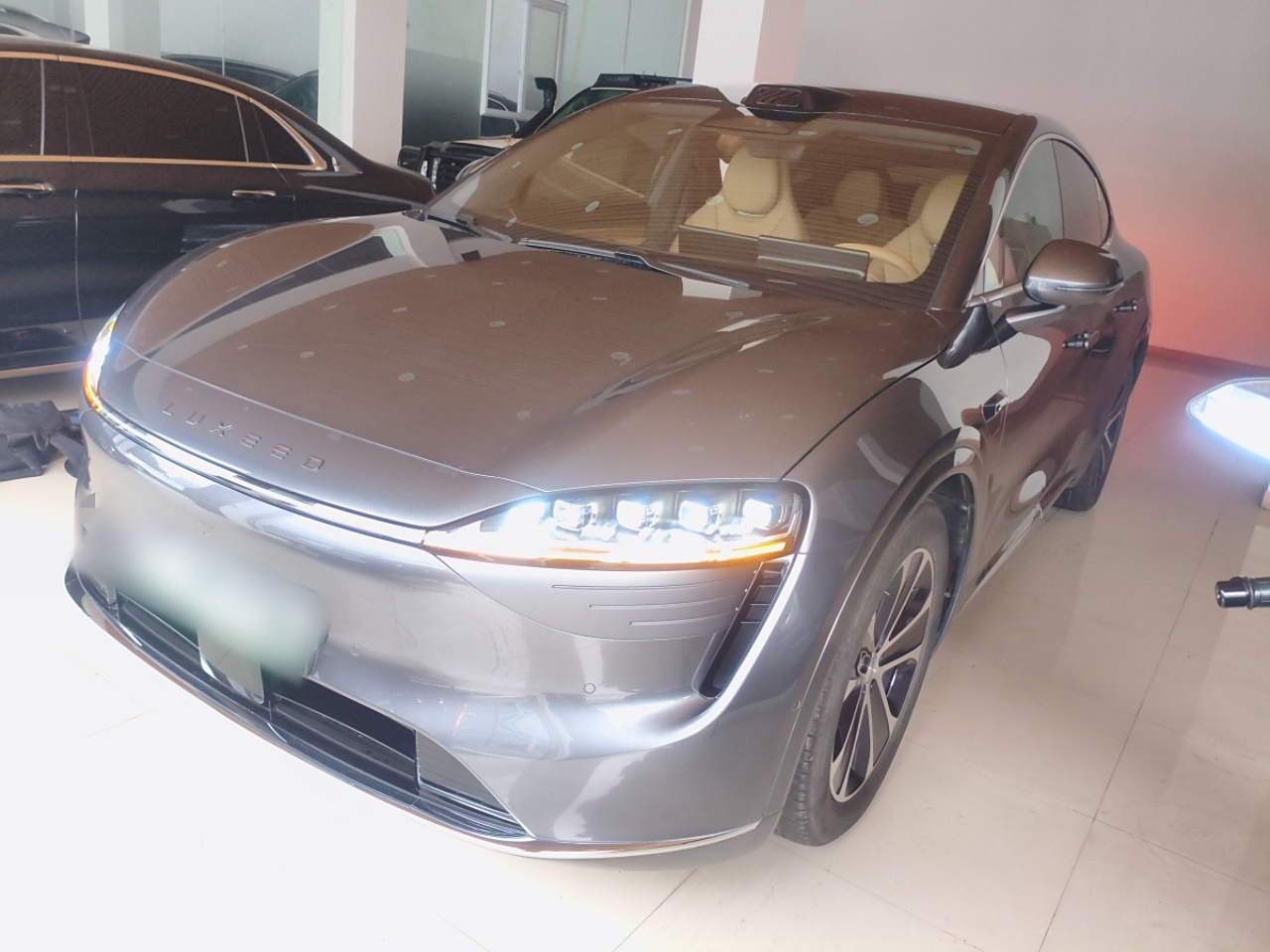 تحت مقدمة السيارة