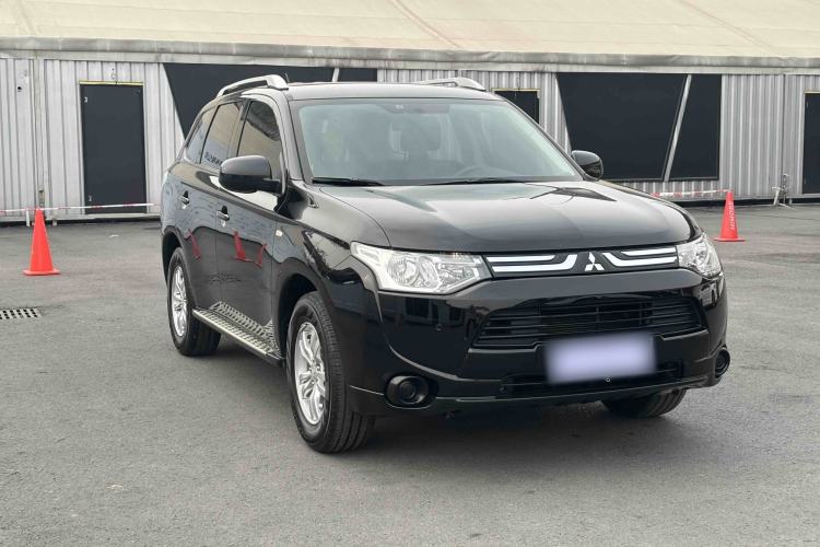Used Mitsubishi Outlander (Import) 2013 2.0L Two-Wheel Drive Sport Navigation Version 5 Seats