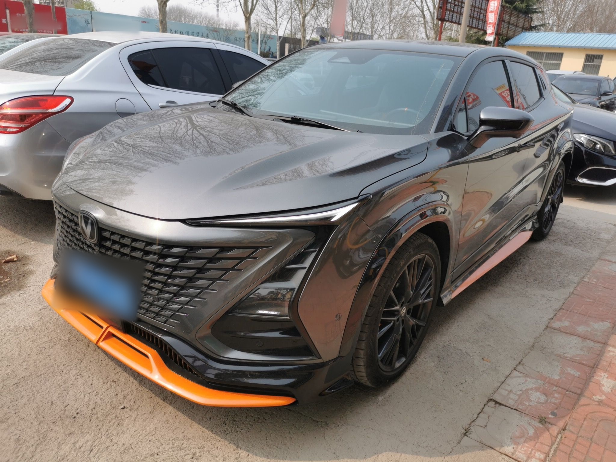 Под передней частью автомобиля