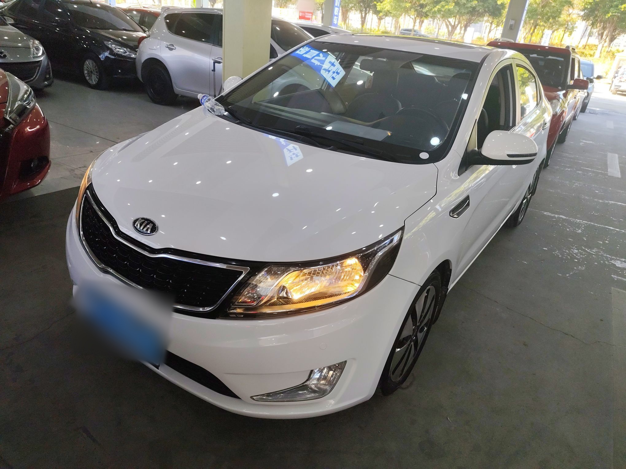 تحت مقدمة السيارة