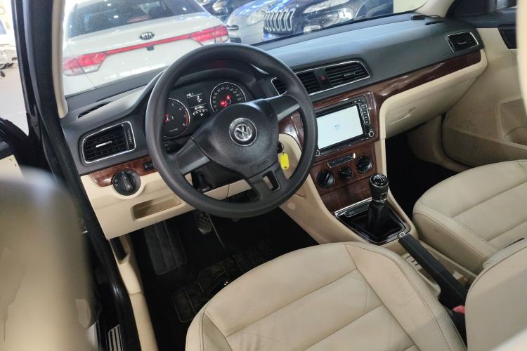 Used Volkswagen Lavida 2013 Restyled Classic 1.6L Manual Comfort Edition Center Console
