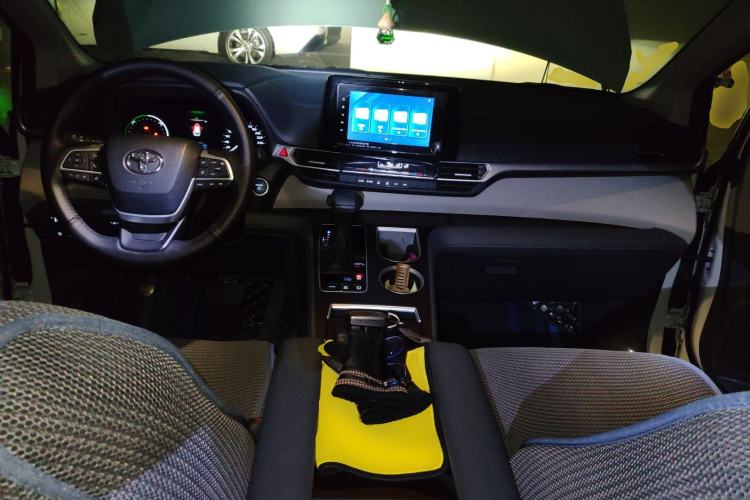 Used Toyota SIENNA 2023 2.5L Hybrid Comfort Edition Center Console
