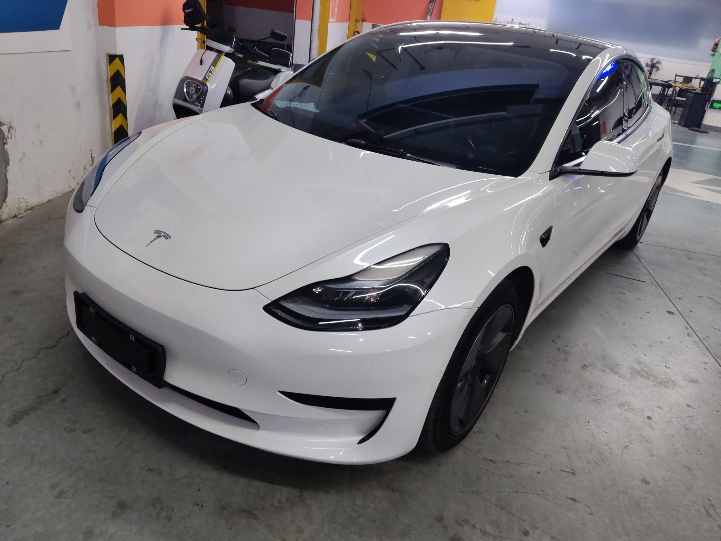 Под передней частью автомобиля