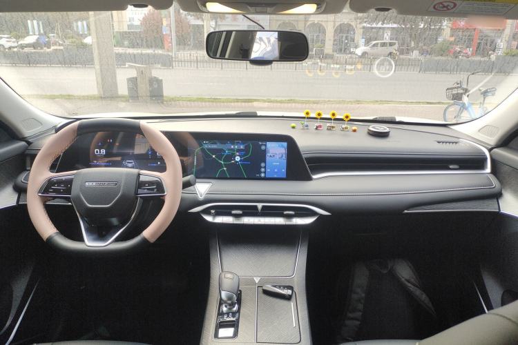 Used Venucia V 2022 260T Black Horse Edition – Top-Tier Choice Center Console