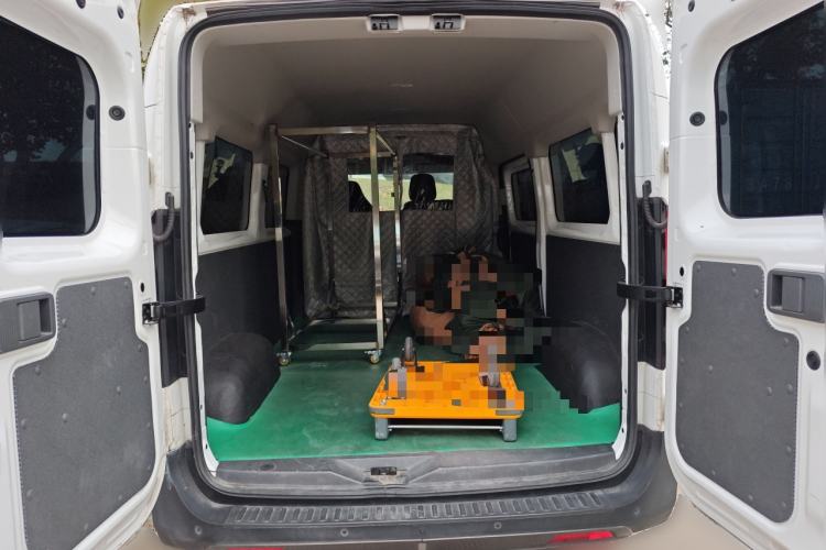 Used Sinotruk Pioneer V 2024 Multi-Function Edition 2.0T Manual Mid-Roof with Central Axle
