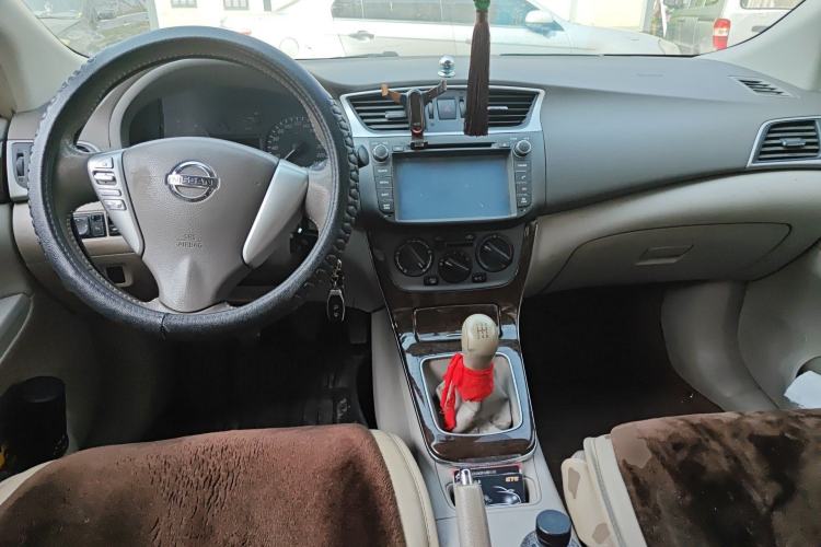 Used Nissan Sylphy 2012 1.6 XL Manual Luxury Edition Center Console