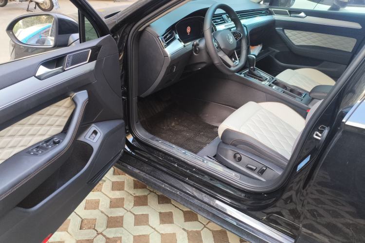 Used Volkswagen Magotan 2025 Revised Version 2 Zhongxiang Edition 330TSI DSG Luxury Trim