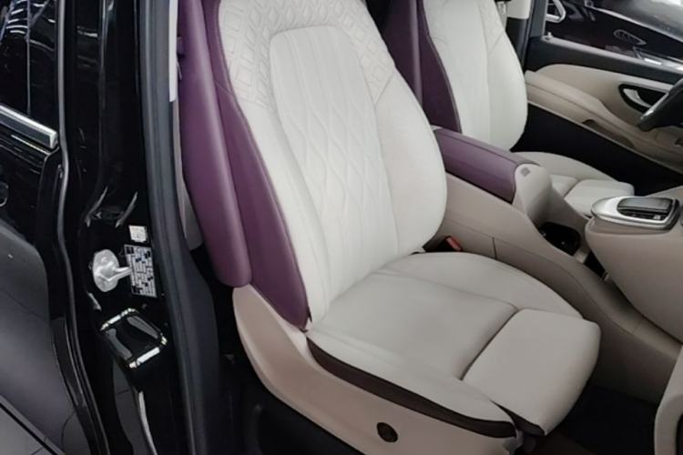 Used Mercedes-Benz V-Class 2022 V 260 Avantgarde Edition
