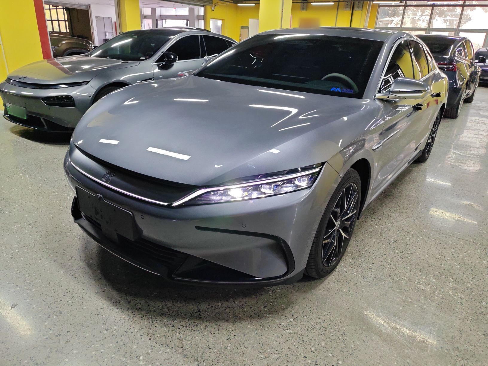 Под передней частью автомобиля