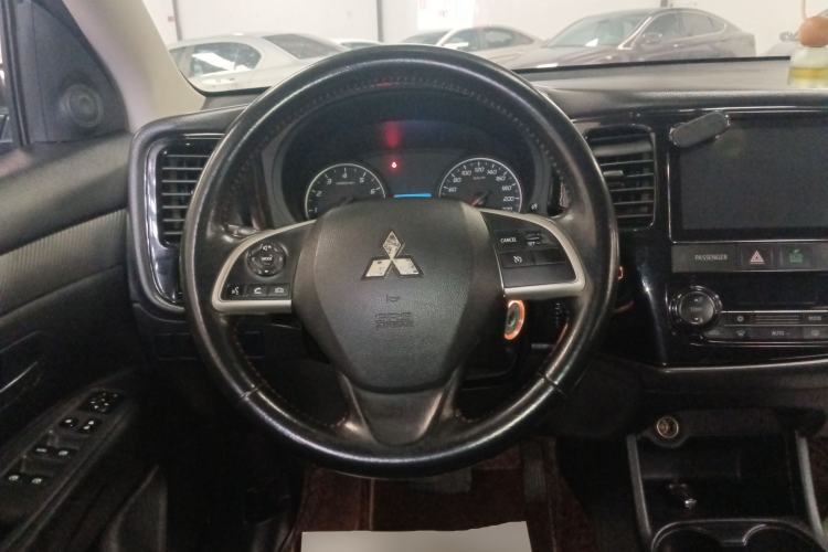 Used Mitsubishi Outlander 2016 2.0L Two-Wheel Drive Fashion Edition 5 Seats
