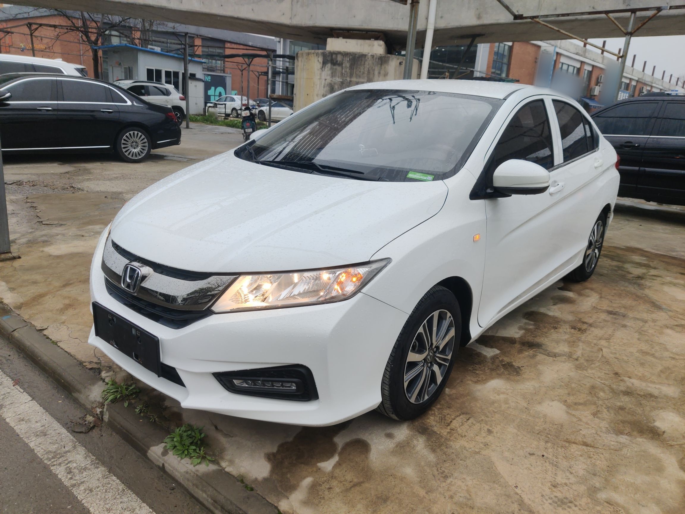 Под передней частью автомобиля