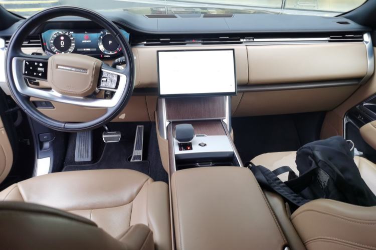 Used Land Rover Range 2024 3.0 L6 400 PS Extended Luxury Edition Center Console