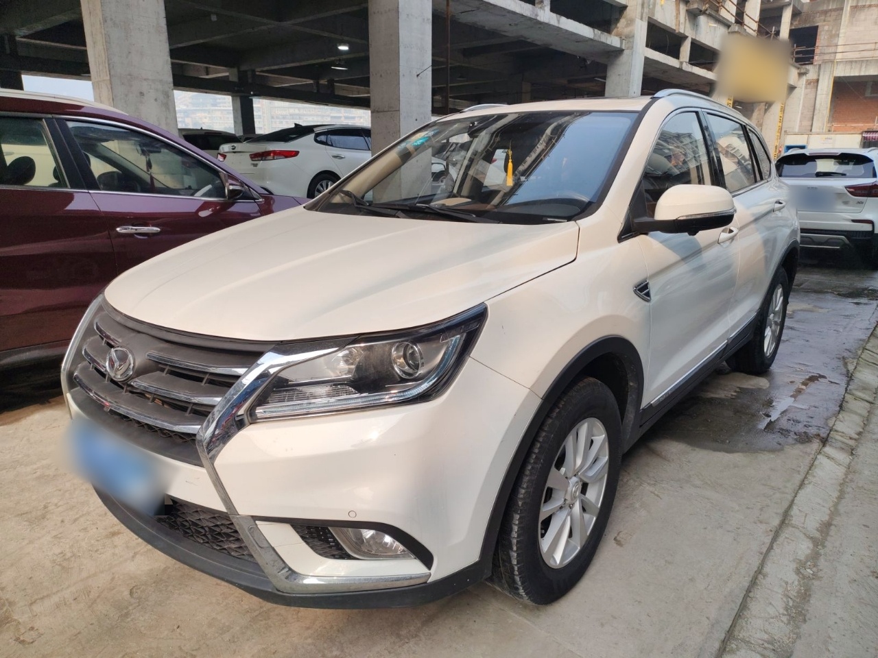 تحت مقدمة السيارة