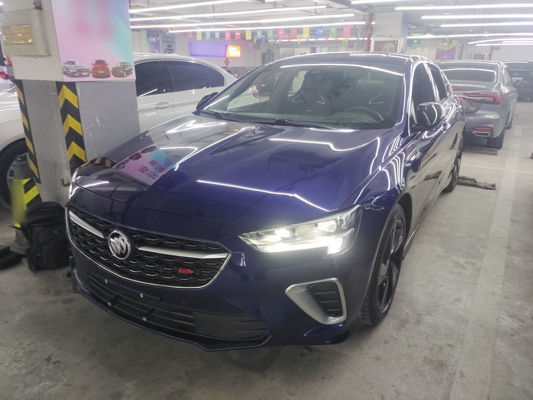 تحت مقدمة السيارة