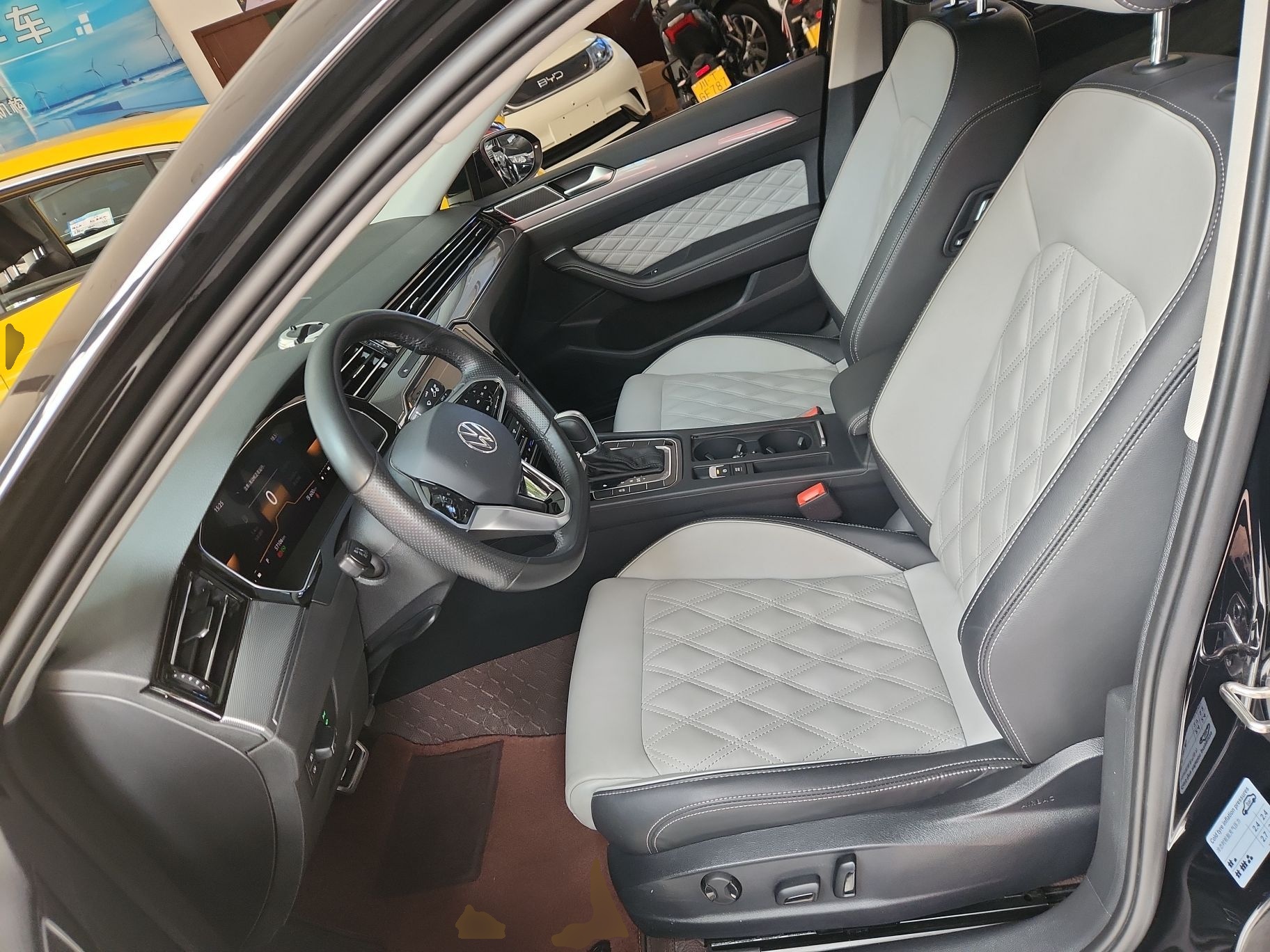 المقاعد الأمامية داخل السيارة